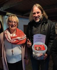 Ein Bild, das Menschliches Gesicht, Person, Kleidung, Lächeln enthält.
KI-generierte Inhalte können fehlerhaft sein.